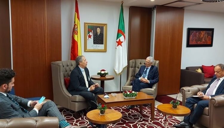 استقبل وزير الصناعة، فرحات آيت علي براهم، أمس بمقر الوزارة، سفير كندا بالجزائر