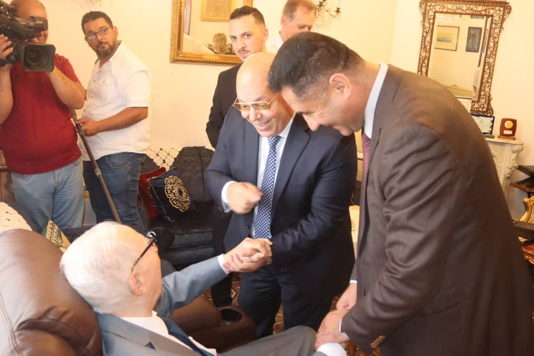 وزير المجاهدين" العيد ربيقة " يـــزور المجاهد الرمز "محمد حاج حمو " بمسكنه بالجزائر العاصمة