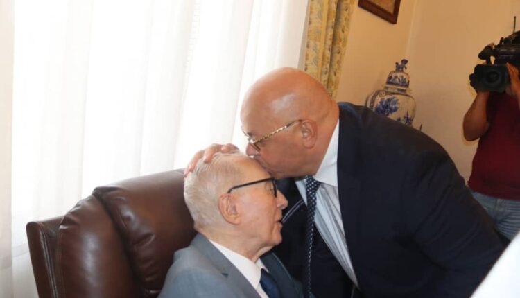 وزير المجاهدين" العيد ربيقة " يـــزور المجاهد الرمز "محمد حاج حمو " بمسكنه بالجزائر العاصمة