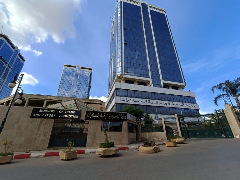 وزارة التجارة تسطر برنامج مداومة خاص بعيد الأضحى …. تسخير أزيد من 53 ألف تاجر و2684 عون رقابة عبر الوطن